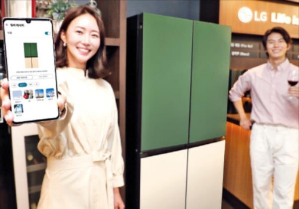 An　LG　Electronics　model　demonstrates　how　to　change　the　color　of　an　LG　refrigerator